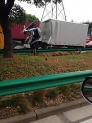 国产卡车追尾视频真实图片,惊心动魄！国产卡车追尾事故现场直击